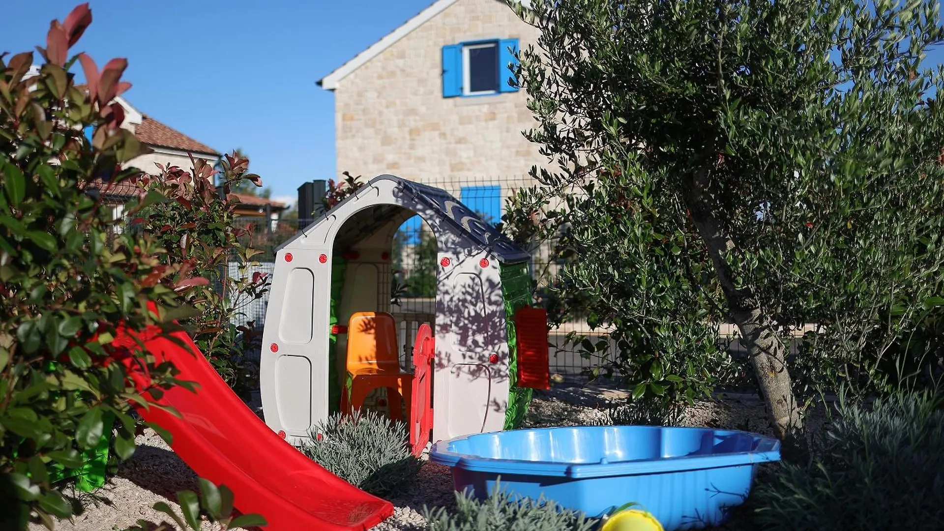 Papa'S Court III Pasman Villa With Pool